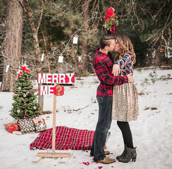 cute winter engagement photo ideas